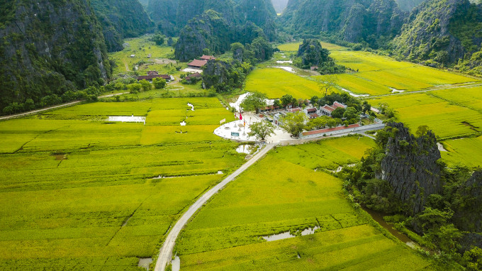 Le temple Thai Vi est situé au centre des rizières dorées.