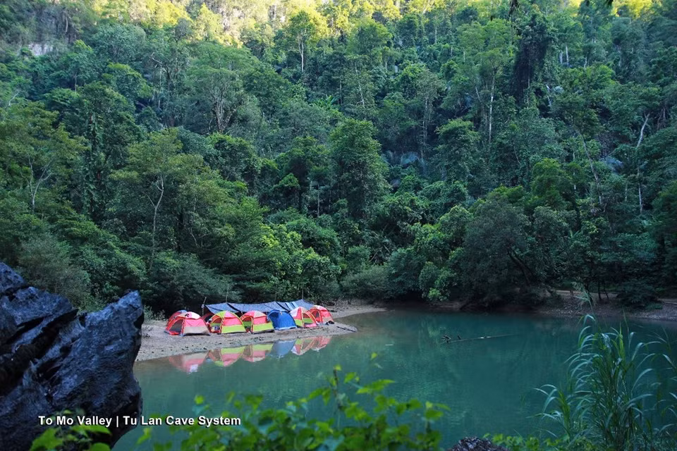 Les touristes peuvent camper dans certains endroits.