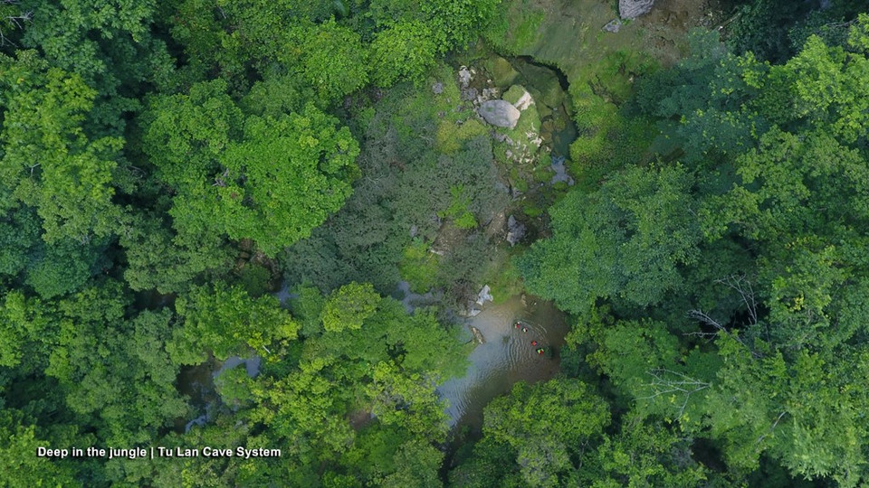 Le réalisateur Jordan Vogt-Roberts a déclaré que l'équipe a choisi le Vietnam comme cadre pour le film, car ​il possède des paysages naturels grandioses, et des montagnes et des grottes d'une beauté surréaliste. 