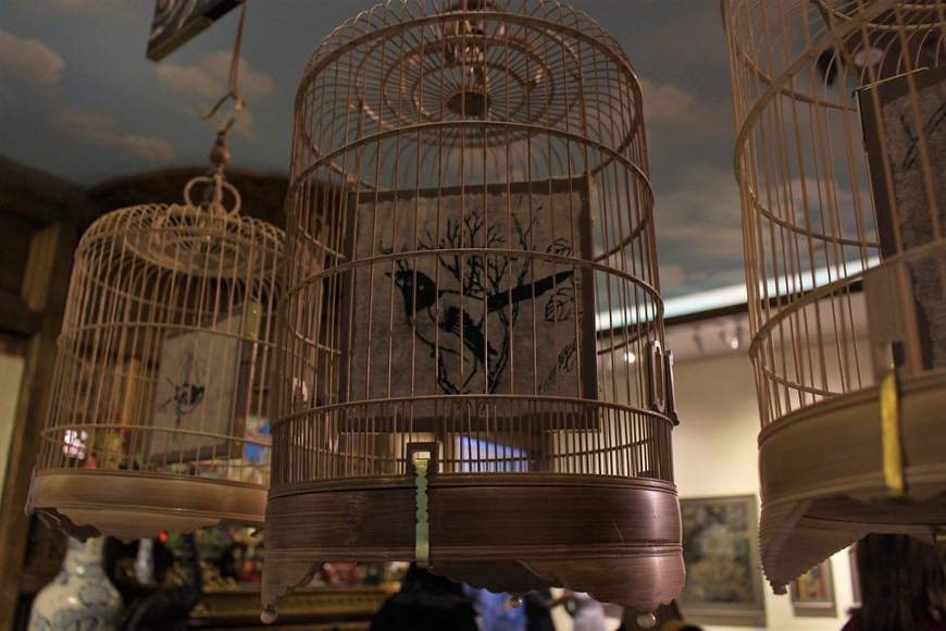 L’estampe de Hang Trong est un genre de peinture du Vietnam originaire des rues de Hang Trong et de Hang Non au cœur de la capitale vietnamienne. Aujourd'hui ,cette tradition a presque disparu et les peintures authentiques de Hang Trong ne se trouvent que dans les musées ou les galeries d'art. Cependant, l'art de fabrication des peintures de Hang Trong est toujours considéré comme un symbole de la culture traditionnelle et de la valeur esthétique du Vietnam. Les techniques sont très sophistiquées, ce qui explique sans doute pourquoi peu de gens peuvent encore pratiquer ce métier. La façon de colorer les dessins paraît simple, mais il faut des dizaines d’années d’expériences pour atteindre un haut niveau de raffinement Photo: VietnamPlus