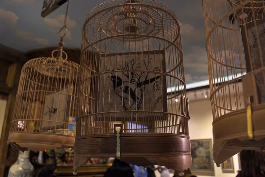 L’estampe de Hang Trong est un genre de peinture du Vietnam originaire des rues de Hang Trong et de Hang Non au cœur de la capitale vietnamienne. Aujourd'hui ,cette tradition a presque disparu et les peintures authentiques de Hang Trong ne se trouvent que dans les musées ou les galeries d'art. Cependant, l'art de fabrication des peintures de Hang Trong est toujours considéré comme un symbole de la culture traditionnelle et de la valeur esthétique du Vietnam. Les techniques sont très sophistiquées, ce qui explique sans doute pourquoi peu de gens peuvent encore pratiquer ce métier. La façon de colorer les dessins paraît simple, mais il faut des dizaines d’années d’expériences pour atteindre un haut niveau de raffinement Photo: VietnamPlus