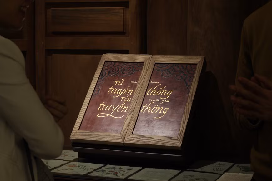 Inspiré de la ligne de peintures folkloriques de Hang Trong qui est apparue et s'est progressivement estompée, le projet "De la tradition à la tradition" est un effort pour écrire des valeurs de cette ligne de peinture traditionnelle en utilisant d’autres matériaux traditionnels de la peinture vietnamienne que sont la laque et la soie. Le projet est l'occasion pour un groupe d'étudiants sélectionnés de la Faculté de peinture de l'Université des Beaux-Arts du Vietnam d'interagir et d'apprendre auprès du dernier artiste des estampes de Hang Trong, artiste Le Dinh Nghien, qui vit et travaille maintenant chez lui dans l'arrondissement de Hoan Kiem, à Hanoï. Photo: VietnamPlus 