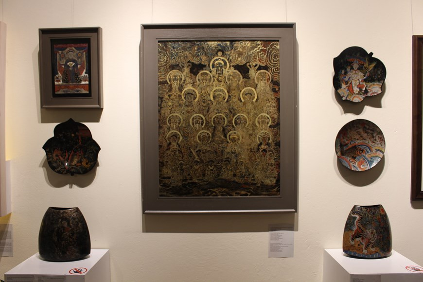 Le projet est l'idée de Nguyen The Son, professeur à l'Université des Beaux-Arts du Vietnam, inspiré par la Maison communale récemment restaurée de Nam Huong, le lieu d’origine de cette école de peinture folklorique. Le professeur Nguyen The Son espère qu'une jeune génération d'artistes continuera à préserver et à promouvoir l'histoire de cette ligne de peintures. Espérons qu'avec une période d'affichage de près de 2 mois, cette exposition sera en mesure de stimuler l'intérêt des jeunes ainsi que de la communauté sur des questions vitales concernant les valeurs du patrimoine culturel en général ainsi que de l'art populaire de Hang Trong en particulier. Photo: VietnamPlus