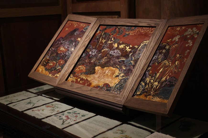 Les thèmes communs dans les peintures de Hang Trong sont des symboles spirituels et culturels tels que le tigre blanc (hổ trắng) ou la carpe (cá chép), qui indiquent une influence plus forte du bouddhisme et du taoïsme que dans la peinture de Dong Ho. Cependant, en plus des images de thèmes d'adoration, les artisans de Hang Trong ont également réalisé des peintures avec des thèmes folkloriques comme la peinture de Dong Ho tels que “Bịt mắt bắt dê” (buff de l'aveugle), “Rồng rắn” (à la suite du chef) ou “Thầy đồ Cóc” (l'érudit de crapaud),… La valeur esthétique des images de la peinture de Hang Trong est plus urbaine que des images de Dong Ho qui sont réalisées à la région rurale et reflètent souvent la perspective d'un agriculteur. Certaines images populaires de la peinture de Hang Trong sont “Ngũ hổ” (cinq tigres), “Lý ngư vọng nguyệt” (carpe regardant la lune), “Tứ bình” (quatre femmes musiciens) et “Tố nữ” (fille vierge). Photo: VietnamPlus