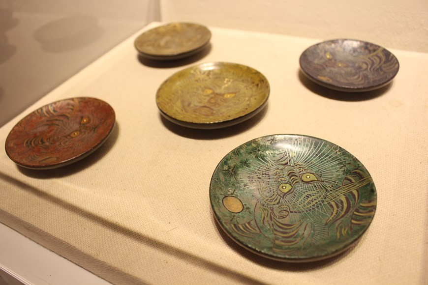 Les estampes de Hang Trong sont destinées à la population urbaine. C’est pourquoi les techniques sont bien plus sophistiquées que celles des autres types d’estampes. En effet, à la différence des estampes de Dong Ho qui sont fabriquées grâce à l’impression de plusieurs couches de couleurs avant l’impression des traits, celles de Hang Trong utilisent à la fois des techniques d’impression et de dessin. Au début, on applique le papier sur une planche gravée pour imprimer les traits du dessin, que l’artisan va colorer et ombrer par un pinceau. Voilà le grand secret des estampes de Hang Trong de la capitale vietnamienne. Photo: VietnamPlus