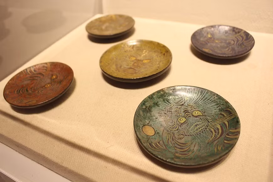 Les estampes de Hang Trong sont destinées à la population urbaine. C’est pourquoi les techniques sont bien plus sophistiquées que celles des autres types d’estampes. En effet, à la différence des estampes de Dong Ho qui sont fabriquées grâce à l’impression de plusieurs couches de couleurs avant l’impression des traits, celles de Hang Trong utilisent à la fois des techniques d’impression et de dessin. Au début, on applique le papier sur une planche gravée pour imprimer les traits du dessin, que l’artisan va colorer et ombrer par un pinceau. Voilà le grand secret des estampes de Hang Trong de la capitale vietnamienne. Photo: VietnamPlus