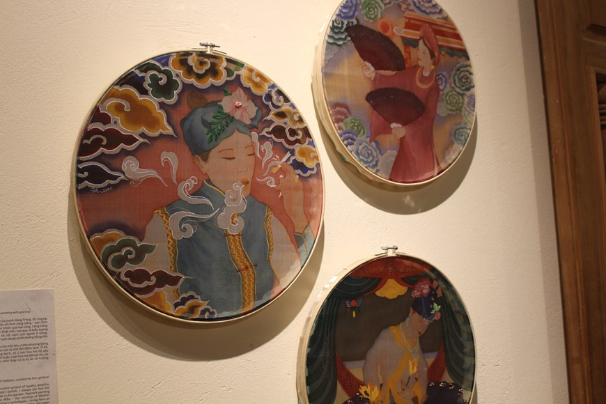 En même temps, il suscite également l’amour et l’appréciation des patrimoines culturels traditionnels non seulement du Vietnam, mais aussi de ceux d’autres nations. Car après cette exposition, le projet de longue haleine «De la tradition à la tradition» présentera l'héritage culturel de la sculpture sur bois traditionnelle du Japon en improvisant avec des matériaux traditionnels tels que la laque et la soie utilisées dans peinture vietnamienne. Le programme aura lieu en 2021. Cette exposition est aussi l'occasion d'encourager et d'honorer les créations individuelles d'étudiants et de jeunes artistes sur leur chemin de la création, en s’intéressant toujours aux valeurs du patrimoine culturel traditionnel. Photo: VietnamPlus