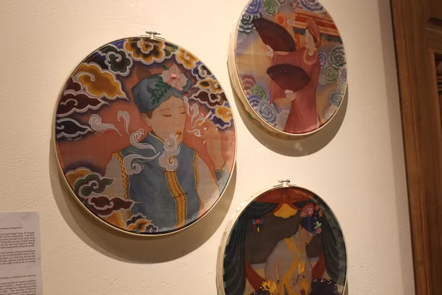 En même temps, il suscite également l’amour et l’appréciation des patrimoines culturels traditionnels non seulement du Vietnam, mais aussi de ceux d’autres nations. Car après cette exposition, le projet de longue haleine «De la tradition à la tradition» présentera l'héritage culturel de la sculpture sur bois traditionnelle du Japon en improvisant avec des matériaux traditionnels tels que la laque et la soie utilisées dans peinture vietnamienne. Le programme aura lieu en 2021. Cette exposition est aussi l'occasion d'encourager et d'honorer les créations individuelles d'étudiants et de jeunes artistes sur leur chemin de la création, en s’intéressant toujours aux valeurs du patrimoine culturel traditionnel. Photo: VietnamPlus