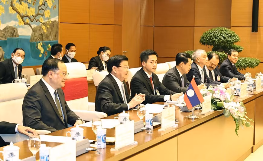 Le Premier ministre lao, Thongloun Sisoulith, et la haute délagation de son gouvernement. Photo: VNA