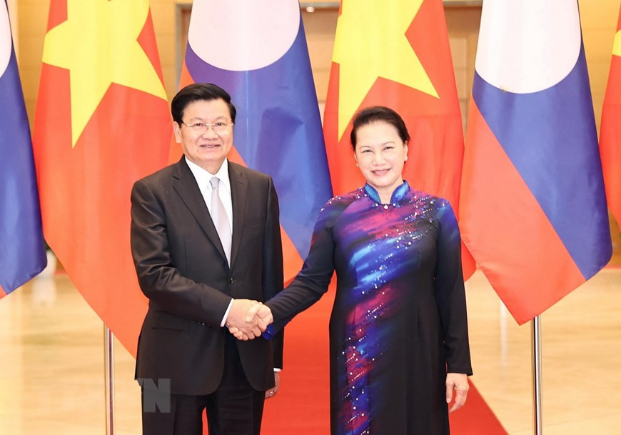 Le même jour, le Premier ministre lao a eu une entrevue avec la présidente de l’Assemblée nationale du Vietnam, Nguyen Thi Kim Ngan. Photo : VNA