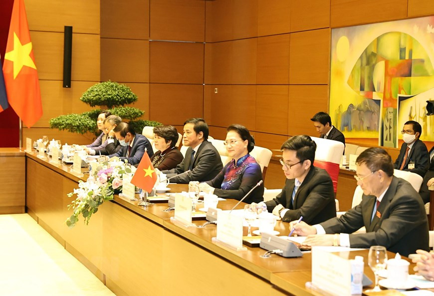 La présidente de l’Assemblée nationale du Vietnam, Nguyen Thi Kim Ngan, et la délégation de l’Assemblée nationale du Vietnam lors de la rencontre avec le Premier ministre lao Thongloun Sisoulith. Photo: VNA
