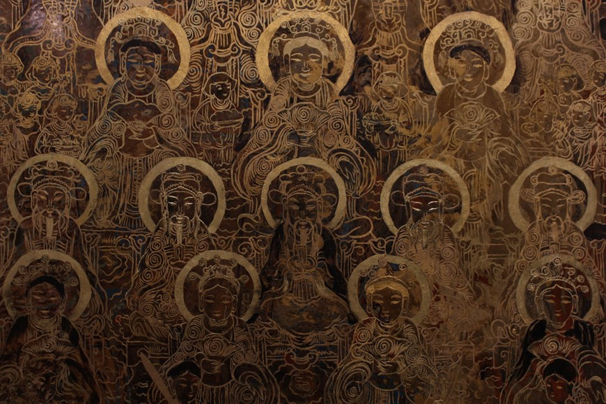 La guerre et les affres du temps ont emporté beaucoup de peintures folkloriques de Hang Trong, sinon la plupart. Il n’en reste plus qu’une trentaine, la plus grande de format 120 cm x 80 cm, et la plus petite, 45 cm x 30 cm. C'est sur ces planches que sont imprimées les estampes avec de l’encre de Chine. Vient ensuite le contrecollage du papier. Certaines estampes nécessitent une seule couche de papier, d’autres deux ou trois. Il faut attendre que la colle sèche pour ajouter des couleurs supplémentaires. La fabrication d’une estampe prend alors facilement trois ou quatre jour. Dans l’art des estampes orientales, le contrecollage est une étape extrêmement importante. Le papier utilisé pour fabriquer des estampes de Hang Trong étant très mince et fragile, deux ou trois couches sont nécessaires pour qu’on puisse dessiner dessus. Photo: VietnamPlus