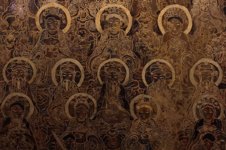 La guerre et les affres du temps ont emporté beaucoup de peintures folkloriques de Hang Trong, sinon la plupart. Il n’en reste plus qu’une trentaine, la plus grande de format 120 cm x 80 cm, et la plus petite, 45 cm x 30 cm. C'est sur ces planches que sont imprimées les estampes avec de l’encre de Chine. Vient ensuite le contrecollage du papier. Certaines estampes nécessitent une seule couche de papier, d’autres deux ou trois. Il faut attendre que la colle sèche pour ajouter des couleurs supplémentaires. La fabrication d’une estampe prend alors facilement trois ou quatre jour. Dans l’art des estampes orientales, le contrecollage est une étape extrêmement importante. Le papier utilisé pour fabriquer des estampes de Hang Trong étant très mince et fragile, deux ou trois couches sont nécessaires pour qu’on puisse dessiner dessus. Photo: VietnamPlus