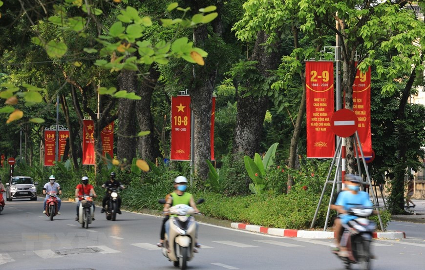 Des drapeaux et slogans ornent la rue Hoang Dieu, arrondissement de Ba Dinh. Photo: VNA