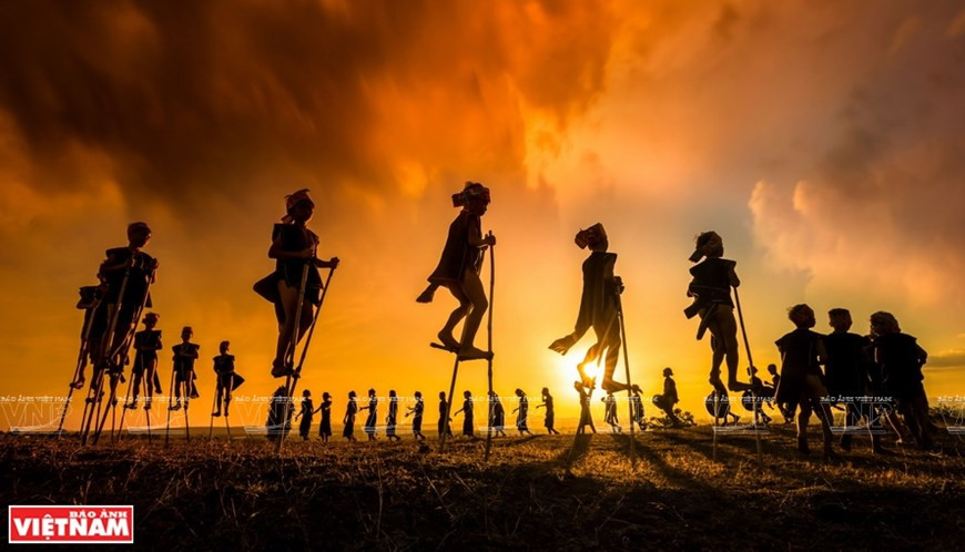 «Những đứa trẻ nhảy múa trên cà kheo» (Les enfants dansent sur des échasses) - Auteure: Pham Thi Khanh. Photo: VNP