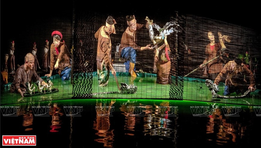 «Hậu trường múa rối nước» (Dans les coulisses d’un spectacle de marionnettes sur l’eau) - Auteure: Thuy Hang. Photo: VNP