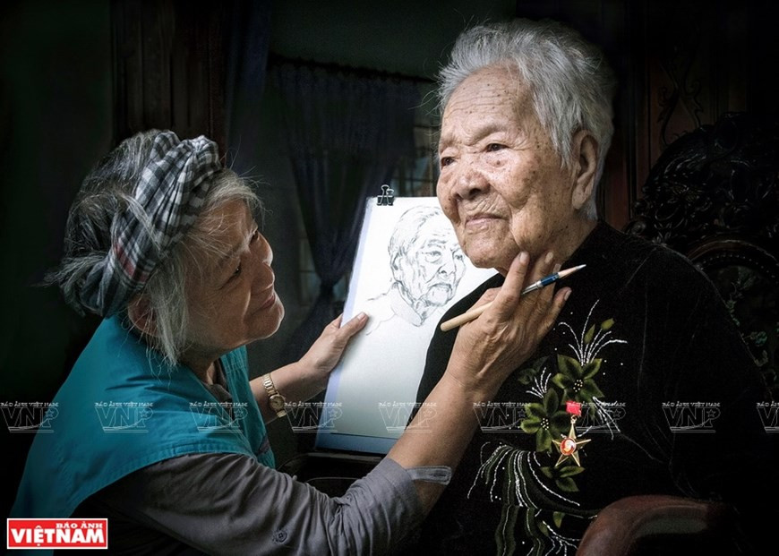 «Má vui lên nhé» (Consolez-vous, manan) - Auteure: An Dung. Photo: VNP