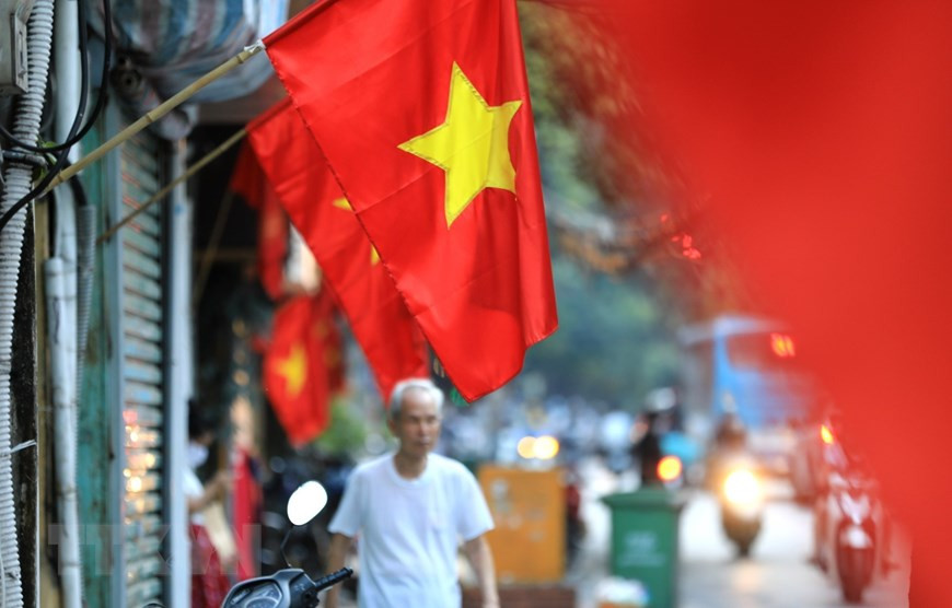 Un éventail de drapeaux nationaux, de slogans et d'affiches peuvent être vus dans tout Hanoï alors que la capitale se prépare à la célébration de la Fête nationale, le 2 septembre. Photo: VNA