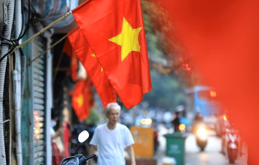 Un éventail de drapeaux nationaux, de slogans et d'affiches peuvent être vus dans tout Hanoï alors que la capitale se prépare à la célébration de la Fête nationale, le 2 septembre. Photo: VNA