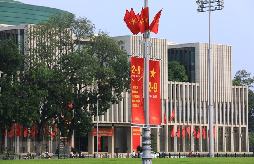 Des drapeaux sont accrochés avant le Bâtiment de l'Assemblée nationale du Vietnam. Photo: VNA