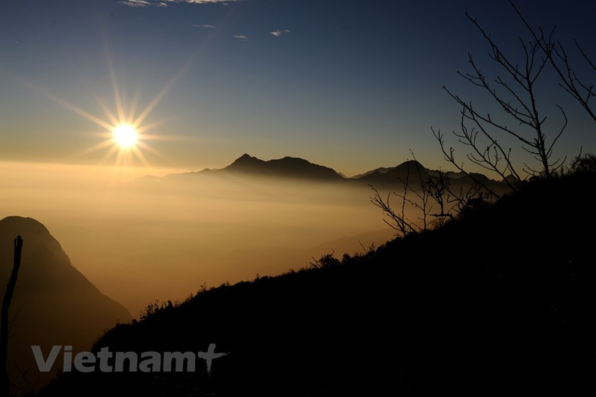 Ky Quan San, à 3.046 mètres d'altitude, est le quatrième plus haut sommet du Vietnam, après Fansipan (3.143 mètres), Pu Ta Leng (3.096 mètres) et Pu Si Lung (3.076 mètres), tous situés dans le Nord du Vietnam. La montagne, auparavant appelé Bach Moc Luong Tu, se situe entre les provinces du Nord-Ouest de Lai Chau et Lao Cai et appartient à la chaîne de montagnes Hoang Lien Son au Vietnam. Bien que le voyage puisse se faire toute l'année, il est fortement recommandé de le faire pendant la saison sèche: novembre - avril. Il fait un froid glacial fin novembre, décembre, janvier. Photo: Vietnam+