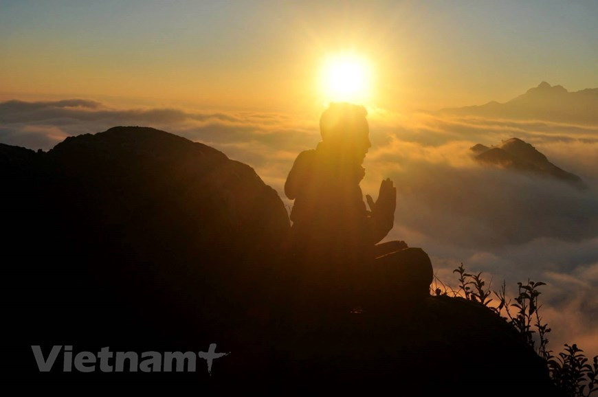  Trekking à Ky Quan San (officiellement renommé à partir du 7 avril 2018) est une aventure très difficile jusqu'au 4ème plus haut sommet du Vietnam à 3.046 m d'altitude. Le sommet Ky Quan San n'est pas pour tout le monde et vous devez être en forme pour relever les défis ici, qui incluent des randonnées longue distance (> 14 km le premier jour), des chemins rocheux inégaux, des chemins glissants, des falaises rocheuses verticales. C'est extrêmement difficile et dangereux quand il pleut. Lors de la visite, vous aurez 2 nuits dans le train et 2 nuits à la maison d'hôtes à 2.100 mètres d'altitude. Photo: Vietnam+