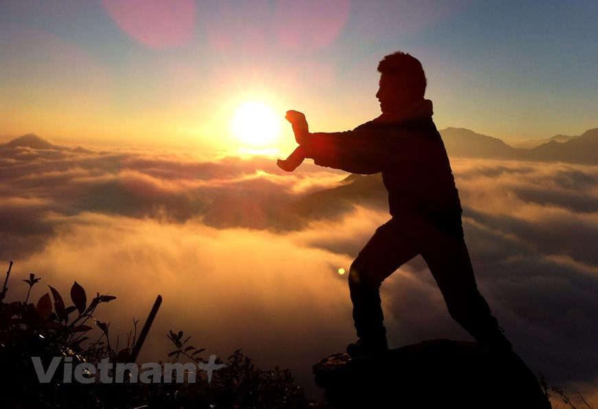 Se réveiller tôt dans un endroit élevé pour regarder les premiers rayons de soleil et prendre des photos impressionnantes sont les plaisirs de nombreuses personnes. Le sommet Ky Quan San a attiré un afflux de touristes surtout les amateurs d'aventure par sa beauté imposante et magnifique. Ky Quan San est le deuxième plus haut sommet de la province nord de Lao Cai (après Fansipan). Auparavant, c'était un pic désolé utilisé pour la culture par l'ethnie Mong. Ces dernières années, Ky Quan San est devenue une destination bien connue pour faire du trekking et chasser les nuages parmi de nombreux routards passionnés. Photo: Vietnam+