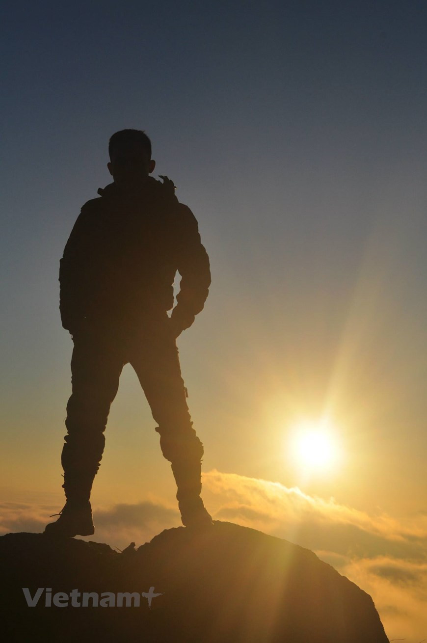 Beau lever de soleil sur le sommet de Ky Quan San appartenant à la chaîne de montagnes Hoang Lien Son au Vietnam. Normalement, il faut trois jours et deux nuits pour un parcours de 40 kilomètres de routes de montagne pour profiter de la beauté de l'aube au sommet. Embrasser le lever du soleil sur le sommet est une expérience immiscible pour de nombreux voyageurs et amateurs d'aventures. Les touristes auront la chance de capturer à leurs yeux la beauté illimitée et majestueuse des chaînes de montagnes, des forêts et des villages traditionnels des minorités ethniques. Photo: Vietnam+