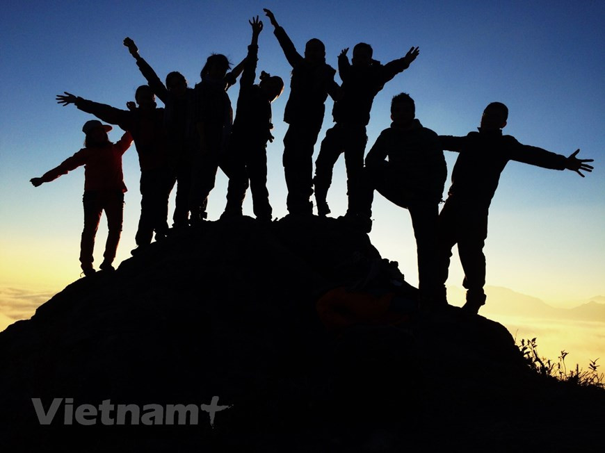La joie de conquérir le sommet pour contempler la beauté majestueuse et magique de la nature. Au cours de ce voyage, vous aurez la chance de pouvoir mettre votre force et vos pieds à l’épreuve. En marchant sur la montagne Ky Quan San à la province de Lao Cai, les visiteurs auront l'occasion d'admirer les champs en terrasses scintillants du peuple Mong, caractéristiques distinctives des régions montagneuses du Nord-Ouest. Le soleil radieux qui pénètre à travers la mer de nuages crée une beauté naturelle délicieusement pittoresque. Le meilleur moment pour gravir Ky Quan San est pendant la saison sèche, de fin octobre à avril. Photo: Vietnam+