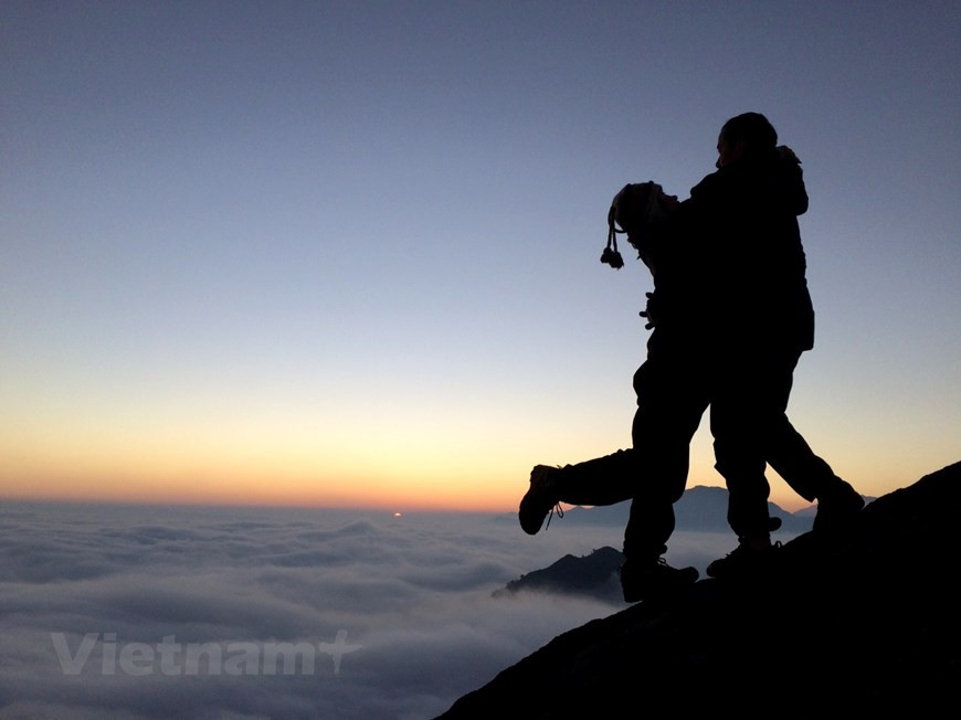 Vous pourrez également profiter de vues magnifiques (terrasses, ruisseau, forêt de bambous, forêts, hautes pentes sablonneuses,...) du Nord du Vietnam pendant votre voyage. Ce jeune couple voyage de Hô Chi Minh-Ville au Sud à Ky Quan San au Nord-Ouest juste pour s'embrasser avant l'aube au sommet de la montagne de 3.046 mètres. Les visiteurs peuvent conquérir le sommet de Ky Quan San de deux manières: au départ du hameau de Den Sung dans le village de Sin Suoi Ho, du district de Phong Tho, de la province de Lai Chau ou du hameau de Ki Quan San dans le village de Sang Ma Sao, district de Bat Xat dans la province de Lao Cai. Photo: Vietnam+