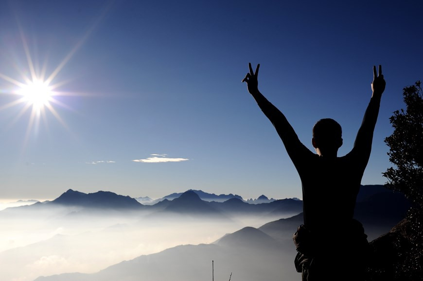 Le soleil brille ses lumières sur les nuages et sur les sommets, créant un paysage fantastique. Ces dernières années, Ky Quan San devient de plus en plus attrayante en raison de sa beauté immaculée et à couper le souffle. Ces dernières années, Ky Quan San (également connu sous le nom de Bach Moc Luong Tu) situé à la province du Nord-Ouest de Lao Cai est devenu une destination bien connue pour faire du trekking et chasser les nuages parmi de nombreux routards passionnés. Bien que le voyage puisse se faire toute l'année, il est fortement recommandé de le faire pendant la saison sèche: novembre - avril. Il fait un froid glacial fin novembre, décembre, janvier. Photo: Vietnam+