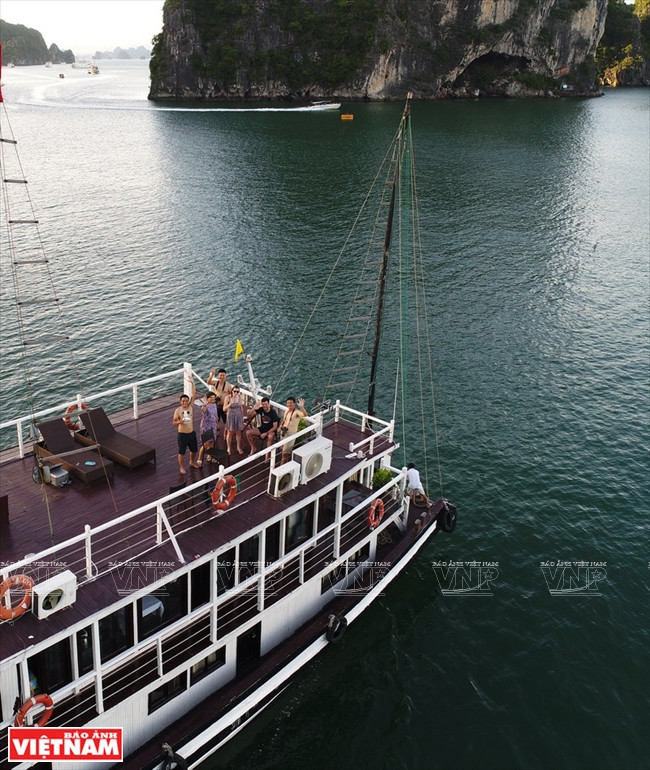 Le bateau de croisière An Nam, en bois, a été conçu selon le style classique du Vietnam. Il a 3 étages, fait de 26 m de long, se compose d’une suite et de cinq chambres de luxe donnant sur la mer.