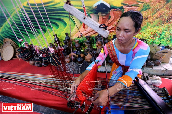 Tissage de brocatelle, un métier artisanal traditionnel des Chams de la province de Ninh Thuân, Vietnam.