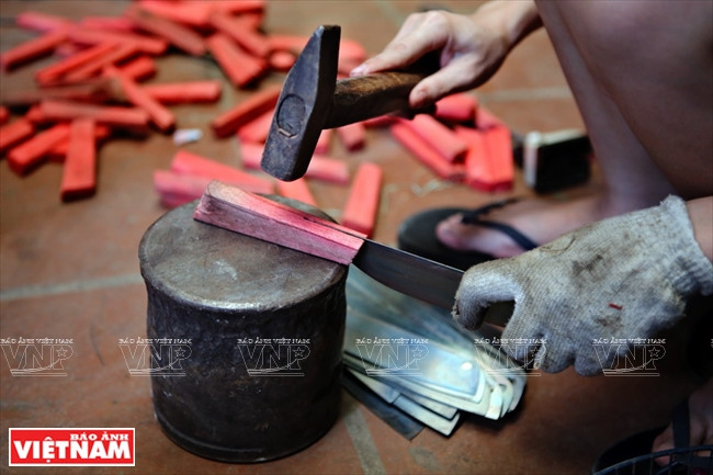 Le manche est placé sur le couteau.