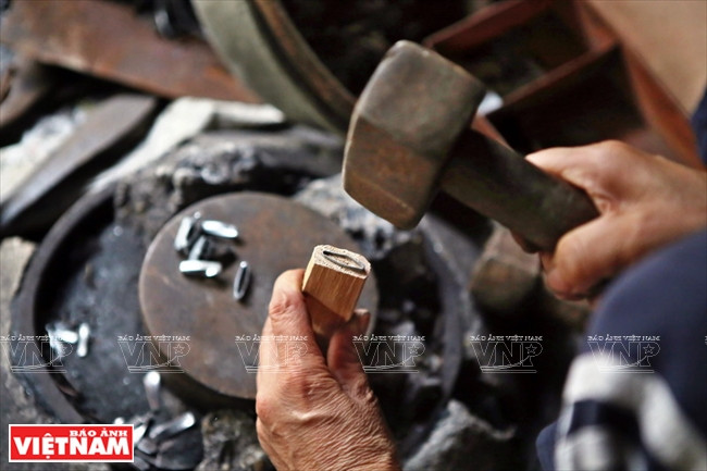 Confection du manche en bois.
