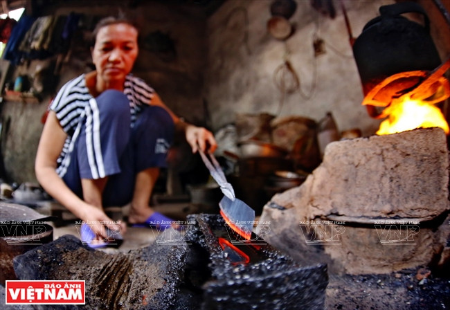 La lame du couteau encore chaude est refroidie.