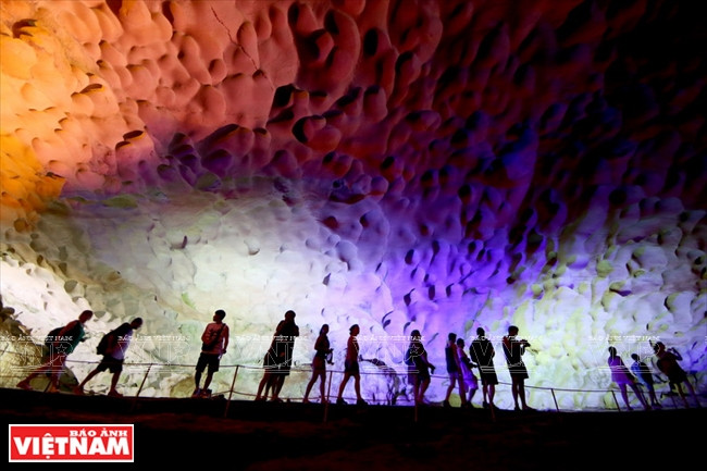 Située sur l’île de Bô Hon, la grotte Sung Sôt a été sélectionnée par l’Association des agences de tourisme de République de Tchèque comme l’une des 10 grottes les plus belles du monde.