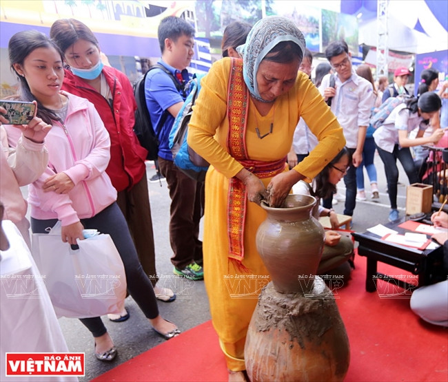 Fabrication de poteries Bàu Truc de l’ethnie Cham.