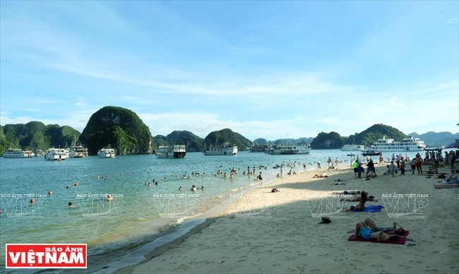 Une plage, au pied de la montagne TiTop