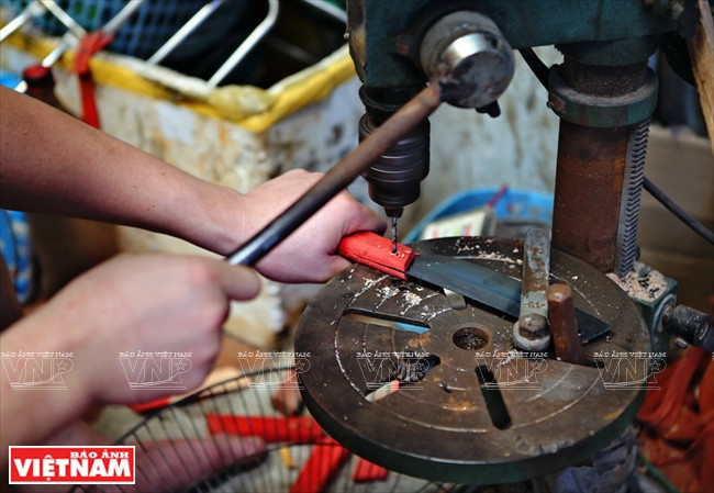 La poignée est fixée au couteau à l’aide d’une machine.