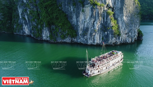 Bateau de croisière An Nam en baie d’Halong. 