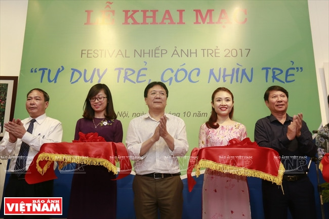 M. Vuong Duy Bien, vice-ministre de la Culture, des Sports et du Tourisme, et des officiels inaugurent l’exposition