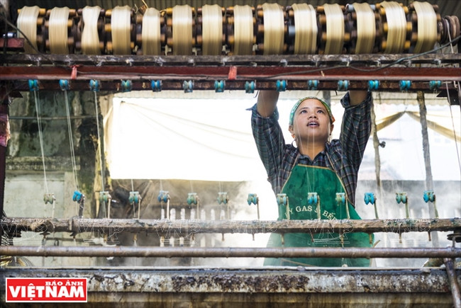 « Dévidage des cocons de soie », de Nguyen Gia Huy (Bac Ninh)