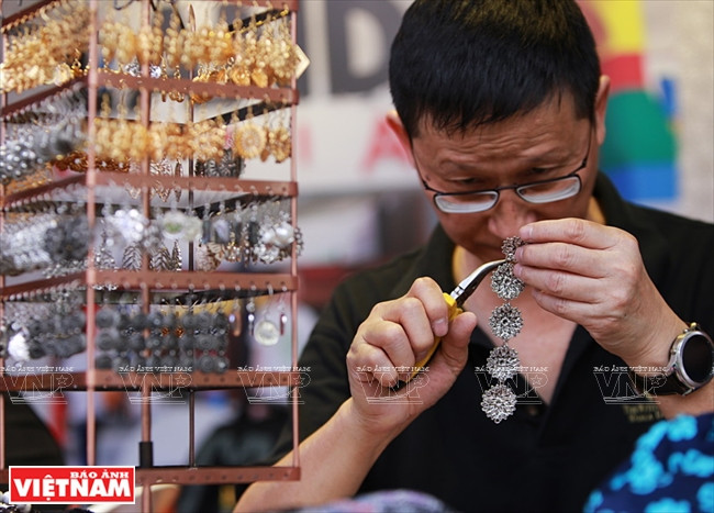 Paulini, un artisan bijoutier malaisien.