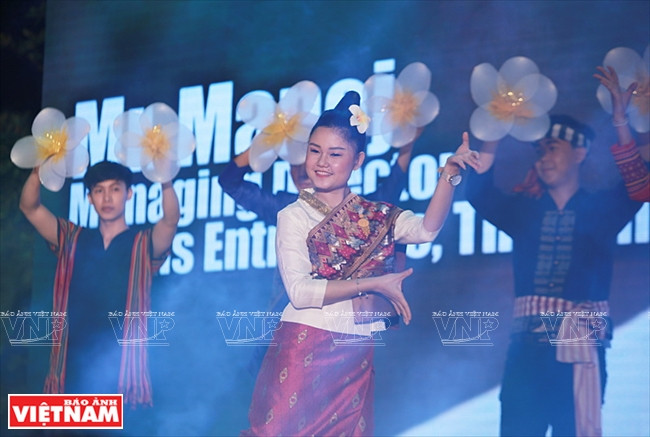 La danse lamvong du Laos.