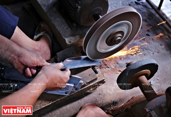 La lame du couteau est polie avec une machine.