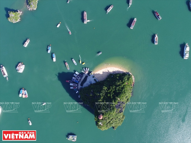 L’île Titop est le cœur de la baie d’Halong, classée patrimoine mondial par l’UNESCO. 