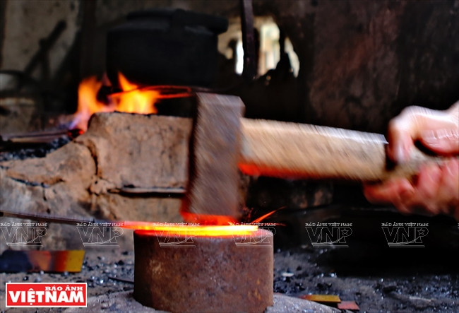 Un forgeron réalise toutes les deux heures un couteau.