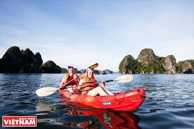 Kelly Williams et Morgan Liebling, deux touristes anglaises, font du kayak près de l’île Hon Trông.