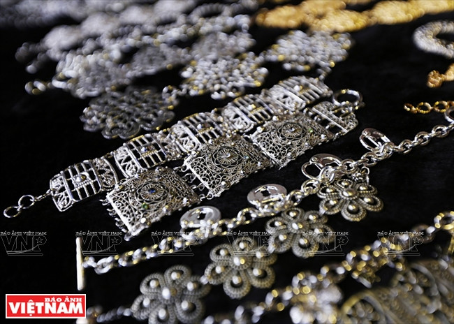 Des bijoux créés par des bijoutiers Malaisiens.